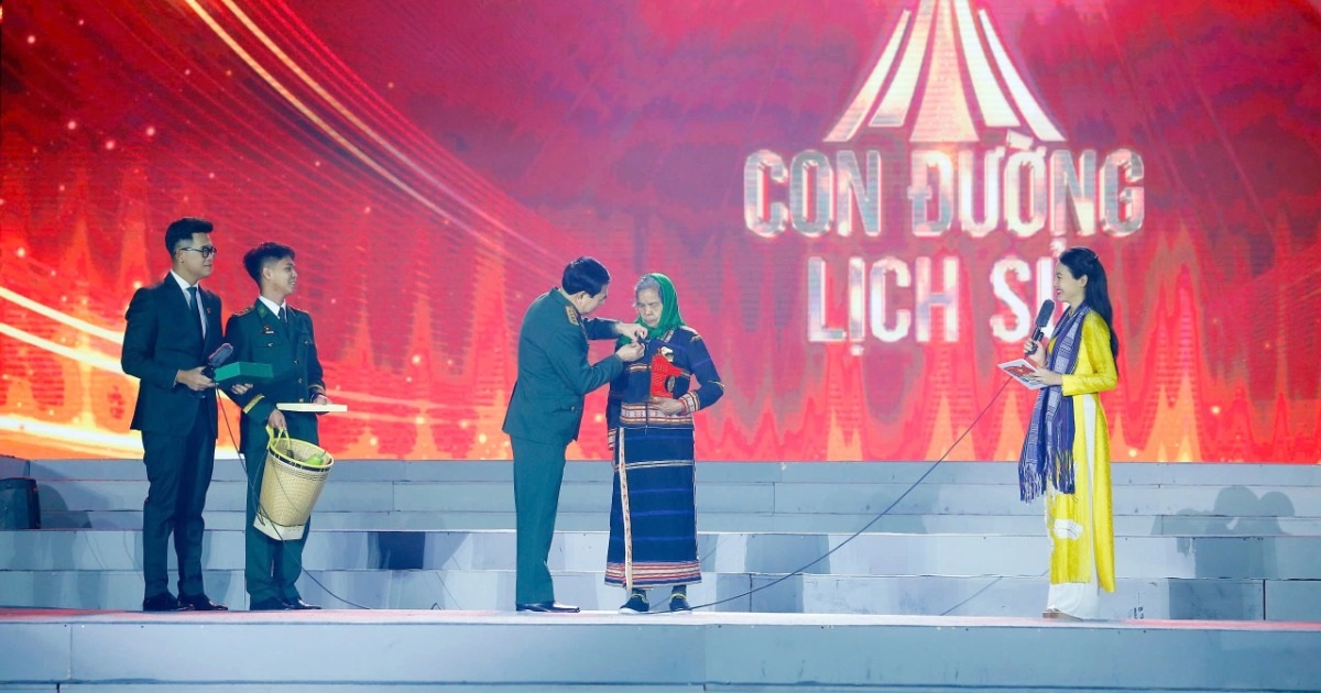 General Phan Van Giang's emotional awarding of the badge to an 80-year-old village elder