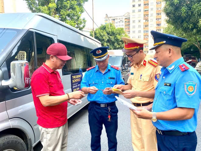 Hà Nội: Xử phạt hàng chục xe hợp đồng vi phạm đưa đón học sinh - Ảnh 1.