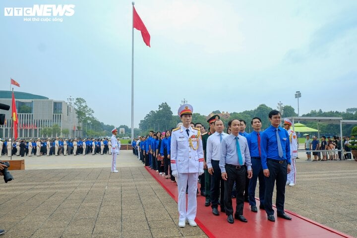 Đoàn đại biểu Đại hội Thanh niên tiên tiến làm theo lời Bác lần thứ 7 vào Lăng viếng Chủ tịch Hồ Chí Minh.