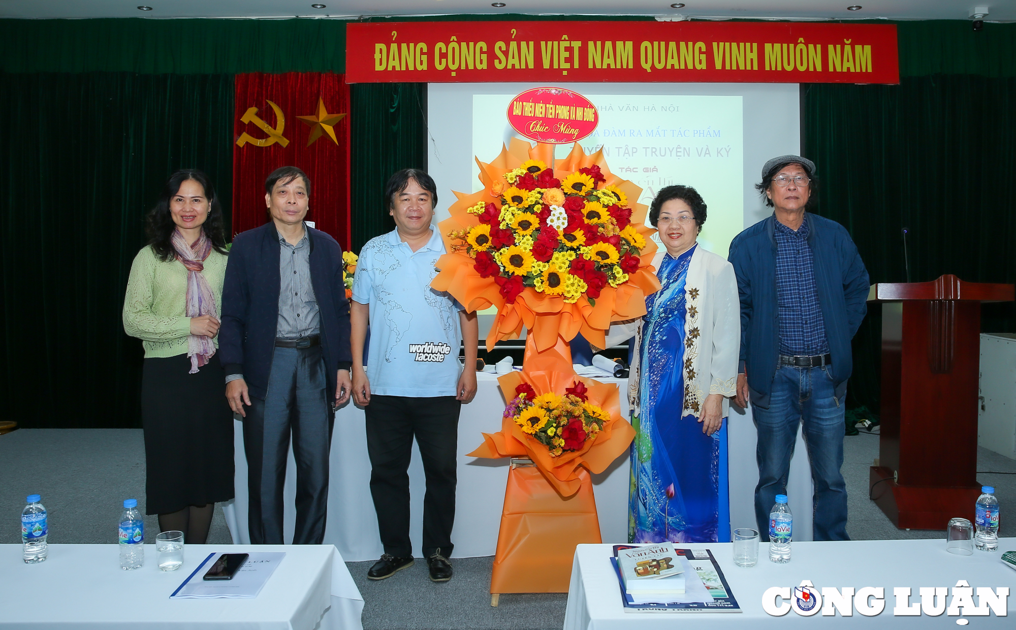 Launch of a collection of short stories and memoirs by journalist and writer Nguyen Thi Van Anh image 1