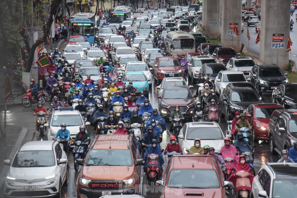 Muchas calles de Hanoi estuvieron congestionadas durante horas después de las fuertes lluvias que duraron desde la noche (foto 2)