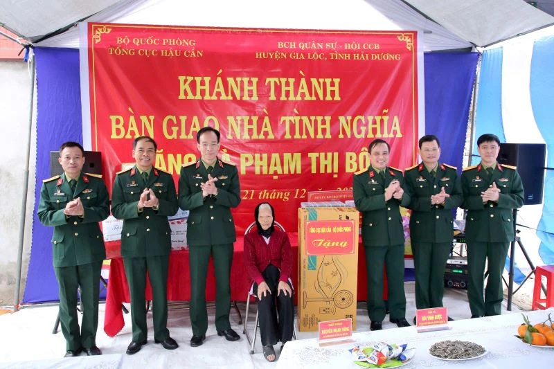 General Department of Logistics hands over "House of Gratitude" to martyr Pham Dang Thu's wife