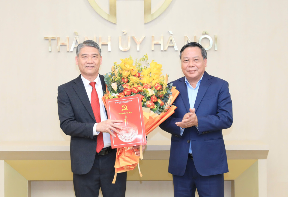 Standing Deputy Secretary of the City Party Committee Nguyen Van Phong presented the retirement decision to Mr. Nguyen Van Cuong.