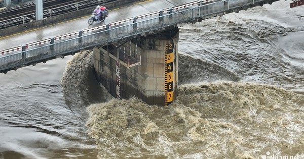 Escenas de agua corriendo en ríos cerca de Hanoi