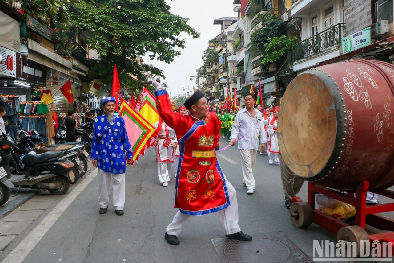 [Photo] Bustling traditional procession of Kim Ngan Communal House Festival photo 13