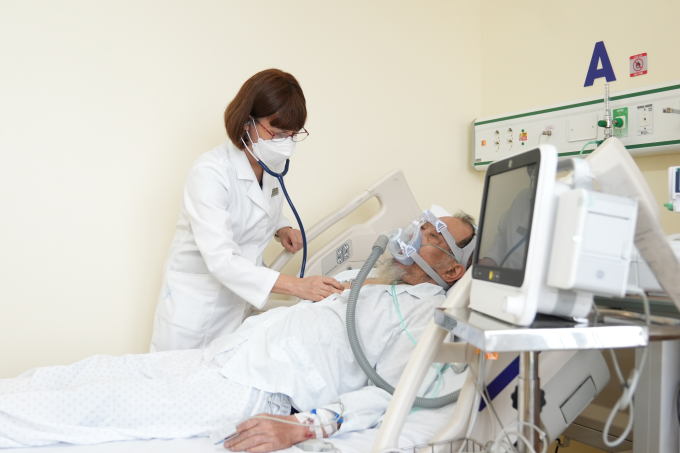 El profesor asociado Hanh examina a un paciente con enfermedad pulmonar. Foto: Hospital Tam Anh