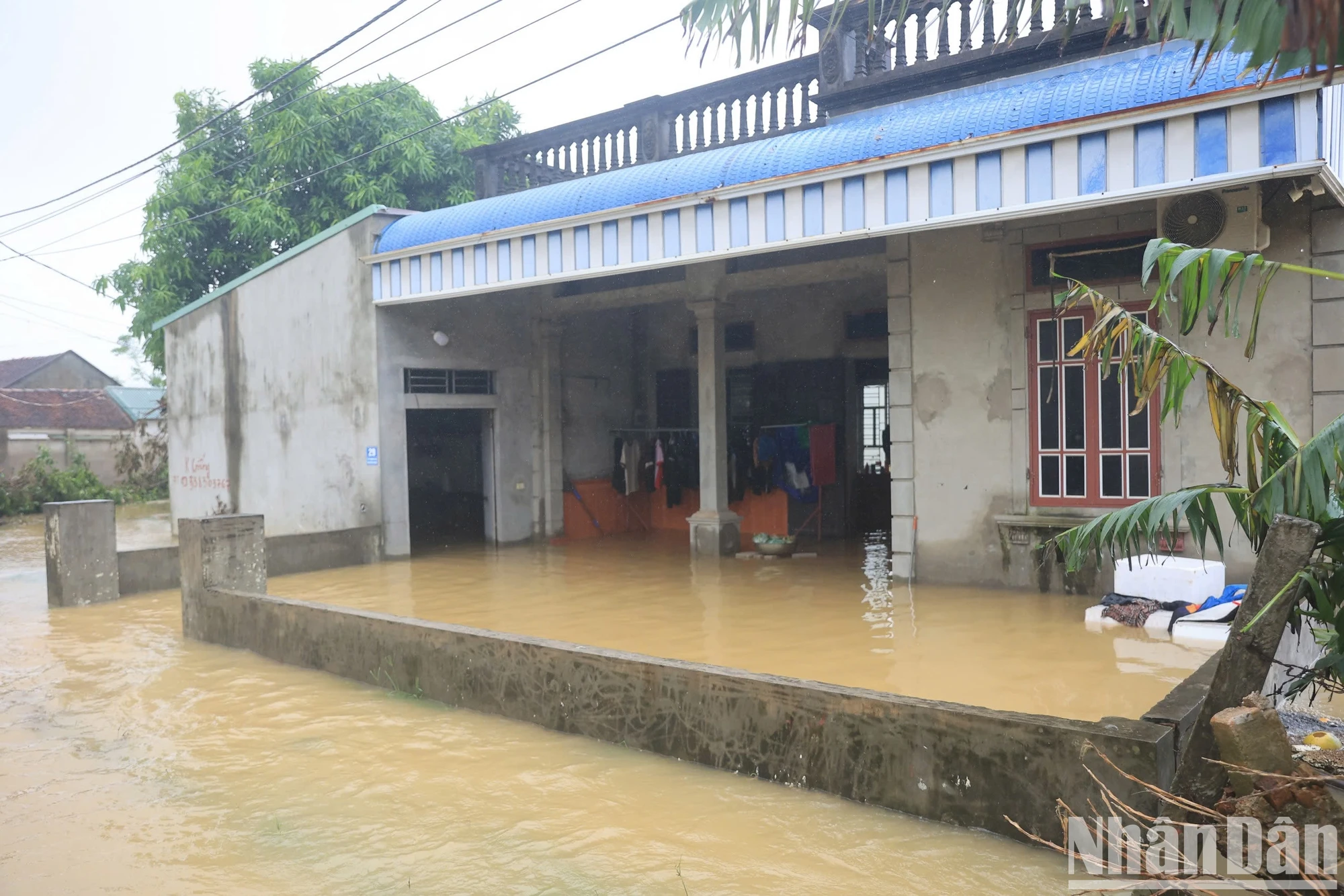 [Foto] Hanoi: El río Bui desborda el dique, muchas comunas en el distrito de Chuong My están inundadas foto 11