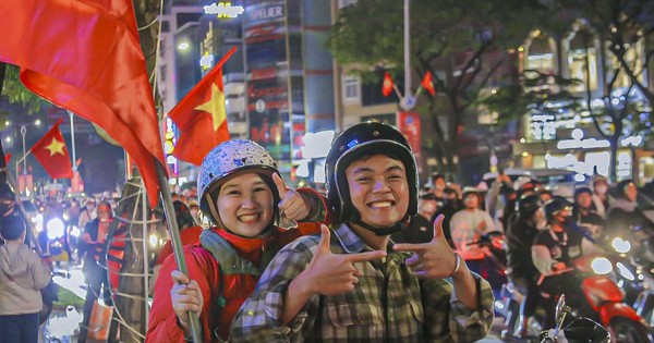 Des milliers d'habitants de Da Nang sont descendus dans les rues pour célébrer la victoire du Vietnam.