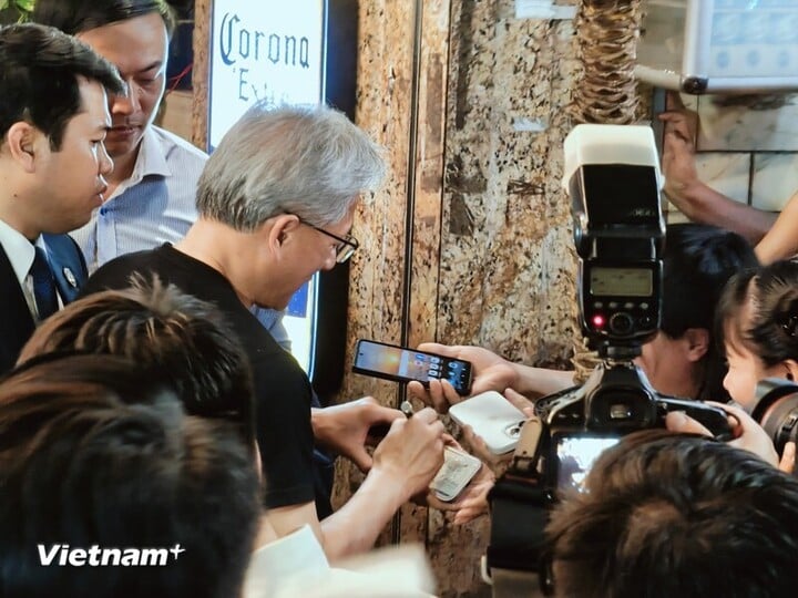 At the end of 2023, Mr. Jensen Huang chose a sidewalk restaurant on Luong Ngoc Quyen Street, sat on a plastic chair, had snails and spring rolls on the table, and drank beer. (Photo: Minh Son/Vietnam+)