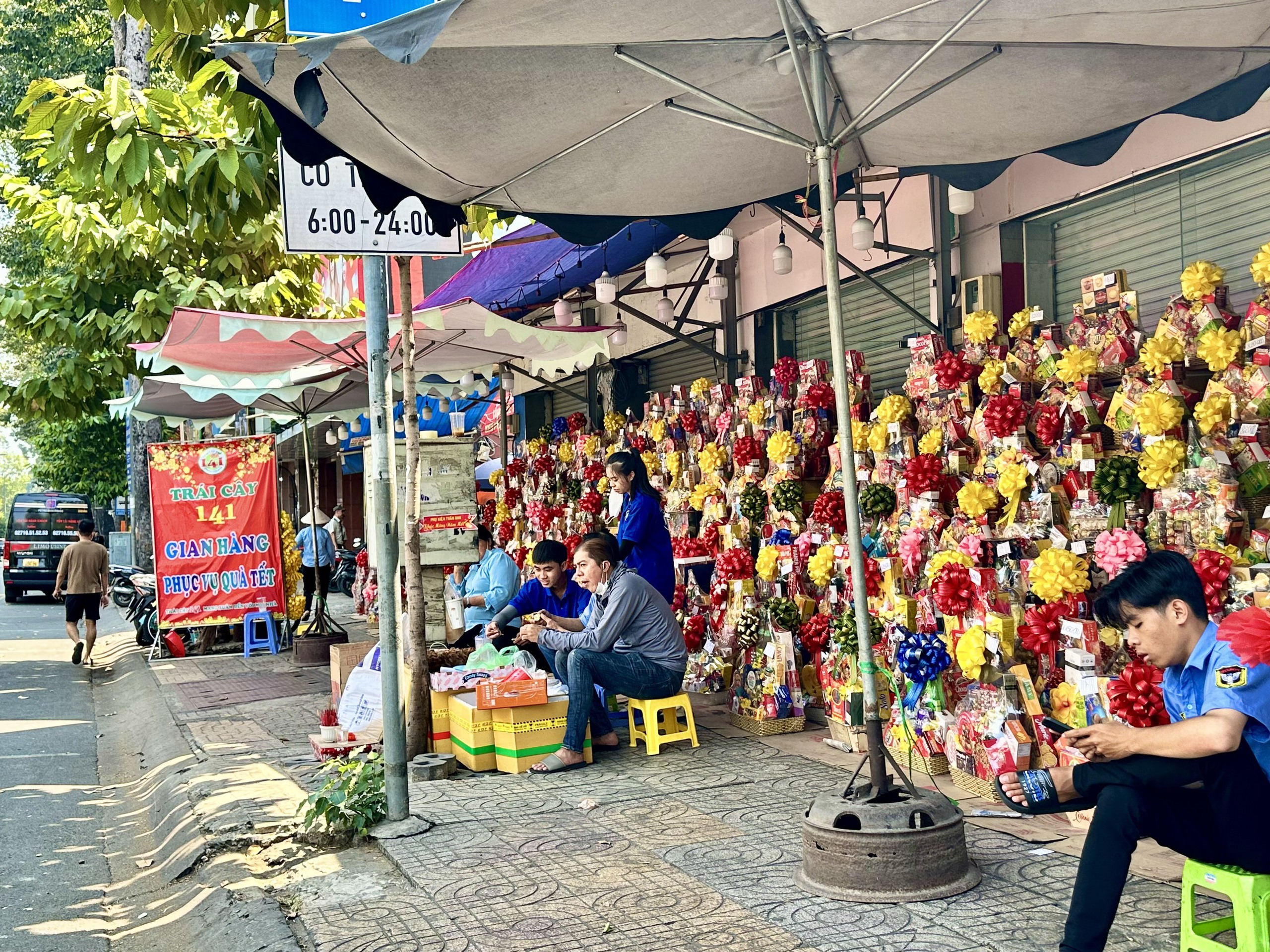 Ngược đời: Cận tết giỏ quà 'dội chợ', thời trang tràn xuống lề đường sale khủng- Ảnh 10.