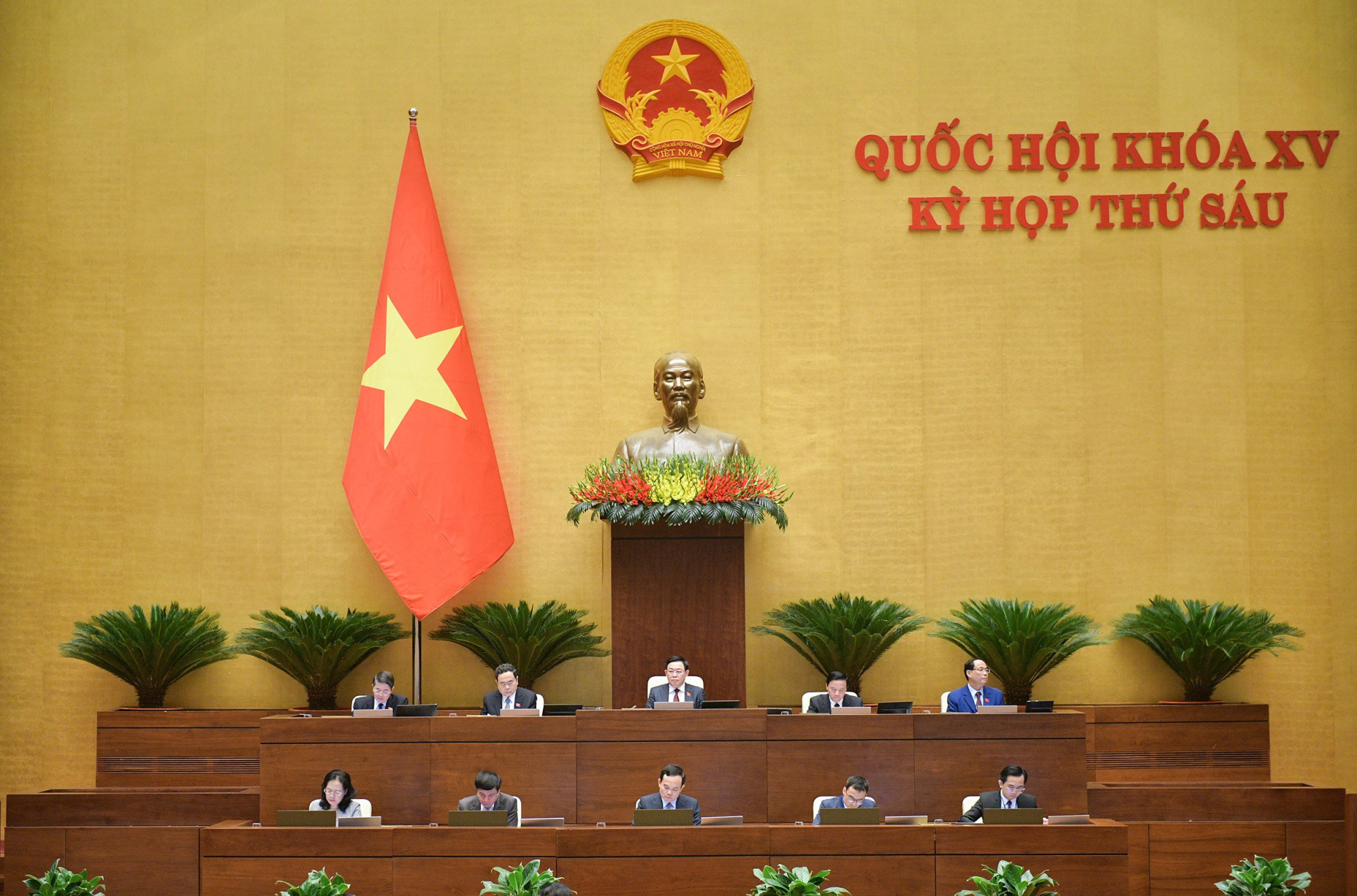 今朝、国会は政府議員との議論を続けました（写真1）。