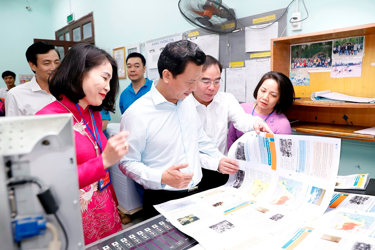 small_20240415-bo-truong-trao-qd-nxb-25.jpg