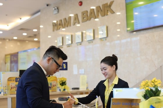 Khách hàng giao dịch tại Nam A Bank ảnh 2