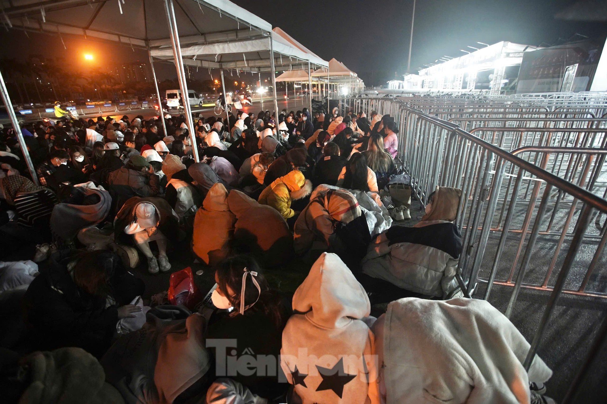 Long lines of spectators covered in scarves, sitting and sleeping right in front of My Dinh Stadium photo 7