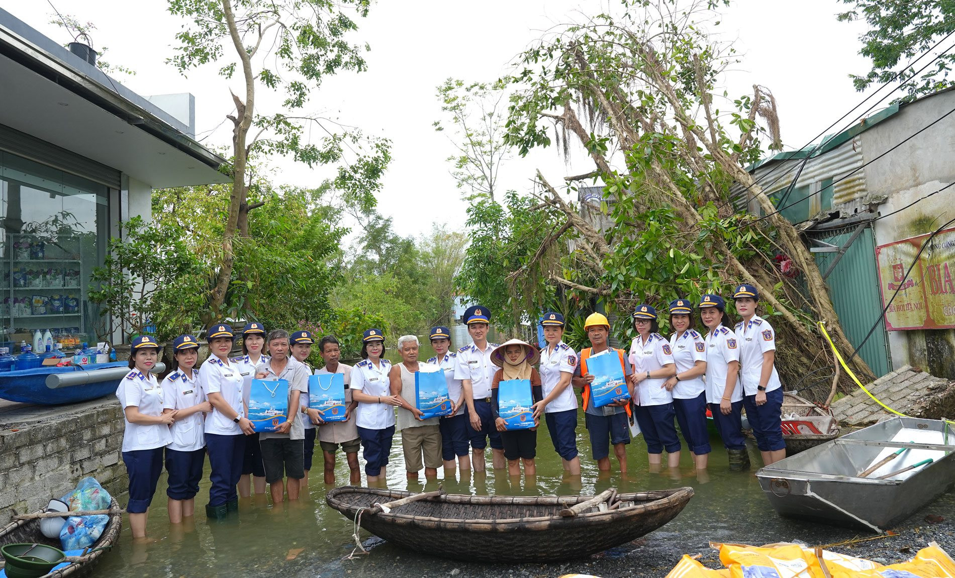 Frauen der Küstenwache überreichen den Flutopfern im Weiler Nam Hai in der Gemeinde Nam Phuong Tien Geschenke.