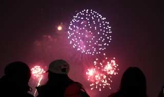 Los fuegos artificiales iluminan el cielo, los hanoístas desean paz en el nuevo año.