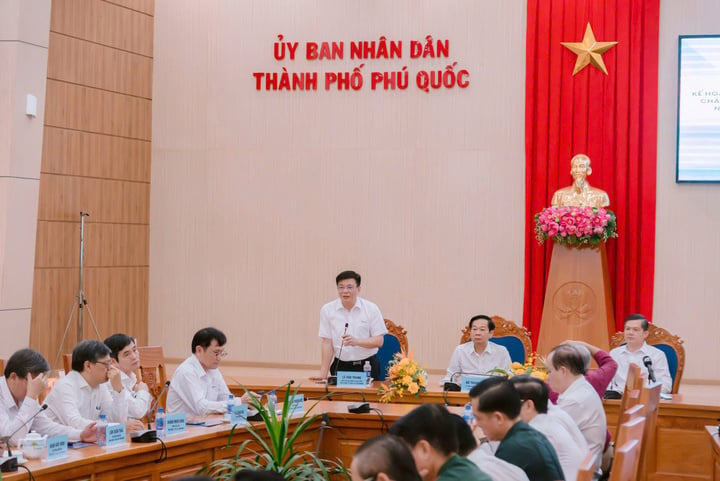 Chủ tịch Hội đồng thành viên EVNSPC Lê Văn Trang phát biểu tại lễ ký kết.