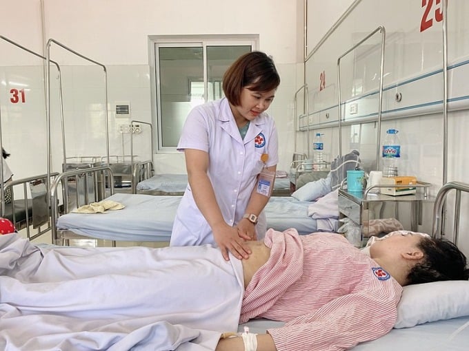 Doctor examines patient. Photo: Provided by hospital