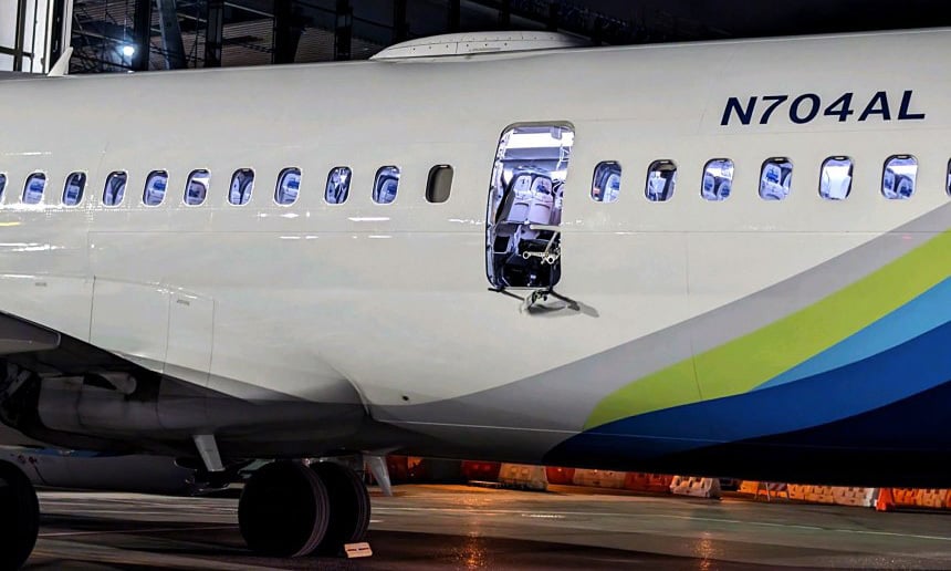 Nguyên nhân khiến tấm bịt cửa của máy bay Boeing bung ra