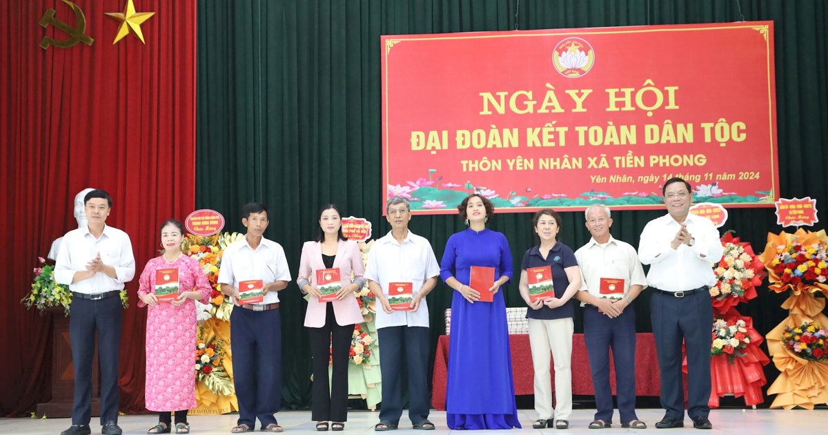 El teniente general Nguyen Hai Trung asistió al Gran Día de la Solidaridad en el distrito de Me Linh.