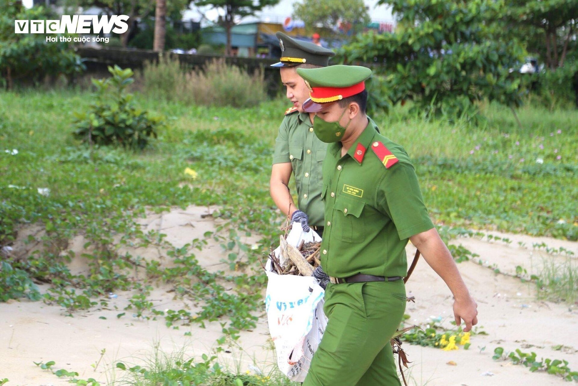 មនុស្ស​៣.០០០​នាក់​សម្អាត​សំរាម​ជុំវិញ​ឈូងសមុទ្រ Da Nang ក្រោយ​ទឹកជំនន់ - ៦