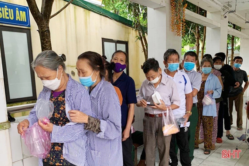 Les patients de Huong Son reçoivent 300 bols de bouillie de charité chaque semaine.