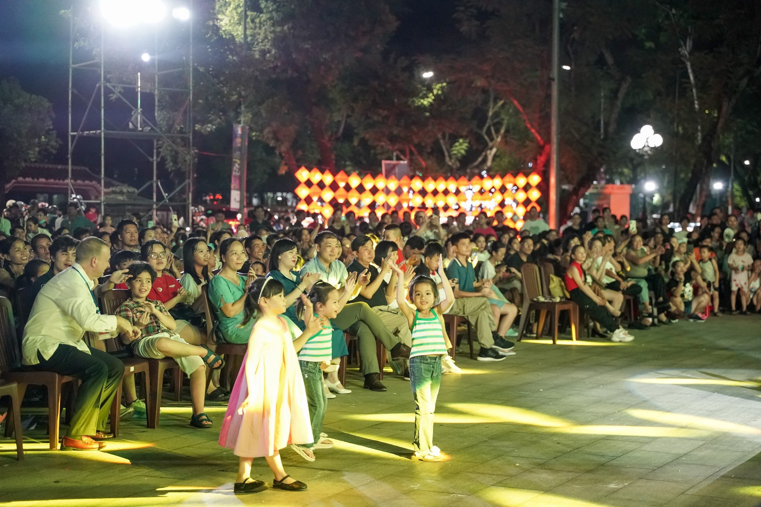 Nghệ sĩ Festival ra công viên, vào bệnh viện để phục vụ khán giả - Ảnh 2.