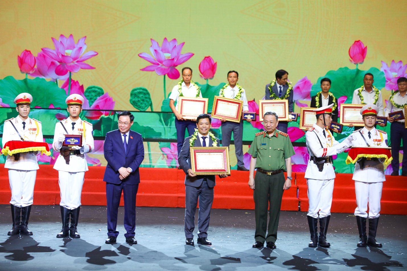 Ecopark was awarded a certificate of merit by the Ministry of Public Security for its outstanding performance in fire prevention, fire fighting and rescue. Image 1