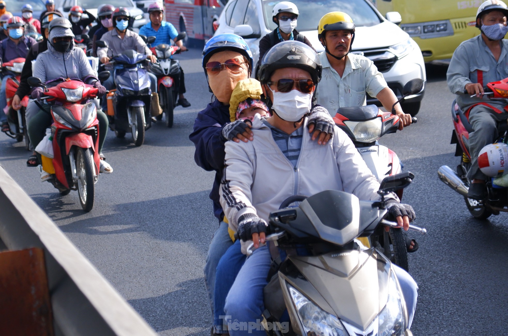 Am ersten Tag des Feiertags am 30. April trotzen die Menschen der Sonne und die Autos stehen am Tor zu Ho-Chi-Minh-Stadt Schlange, Foto 9