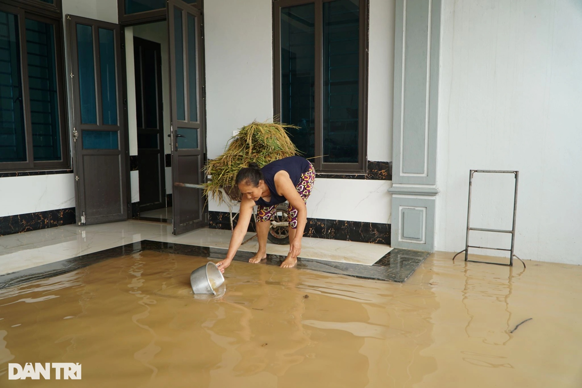 Dân ven sông Lèn trắng đêm trực lũ, nhọc nhằn dọn bùn lầy vì mất điện - 12