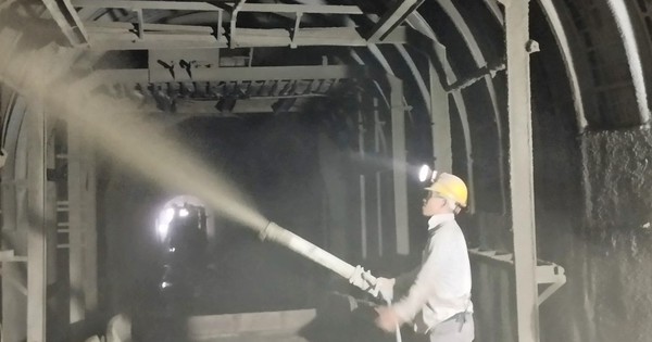 Nach dem Erdrutsch im Chi-Thanh-Eisenbahntunnel wurden die Passagiere mit dem Auto transportiert.