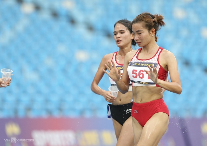 Nguyen Thi Oanh raised her hand to refuse receiving water from the Indonesian athlete. Photo: Hieu Luong