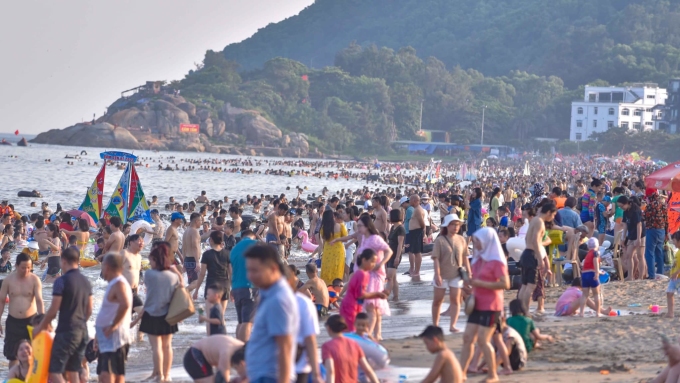 Los turistas vienen a nadar a la playa de Sam Son en la tarde del 2 de septiembre. Foto: Le Hoang