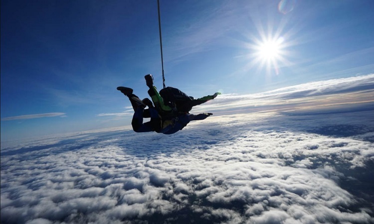 Que se passe-t-il si vous sautez en parachute à travers un nuage ?