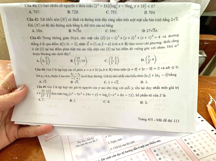 Đề thi Toán được thí sinh chụp lại và phát tán ra ngoài phòng thi.