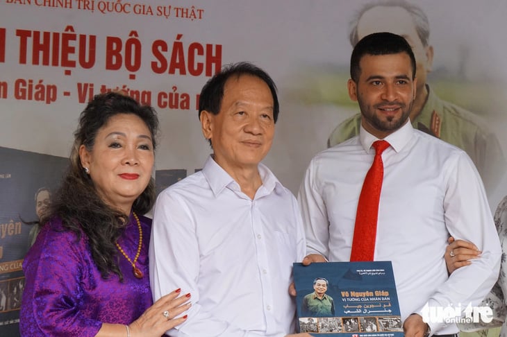 Dịch giả Saleem Hammad (phải) cùng vợ chồng ông Võ Hồng Nam - con trai tướng Giáp và cuốn sách về Đại tướng Võ Nguyên Giáp ông Saleem dịch ra tiếng Arập - Ảnh: T.ĐIỂU