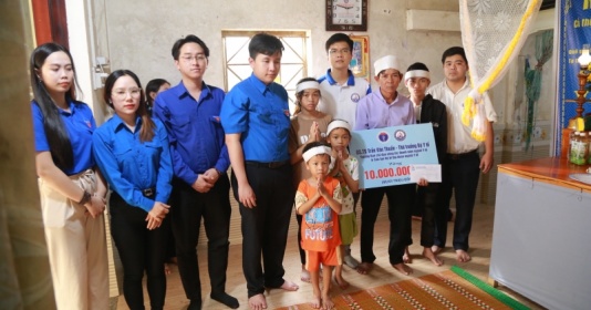 Medical youth provide support to the poor affected by natural disasters in Hue