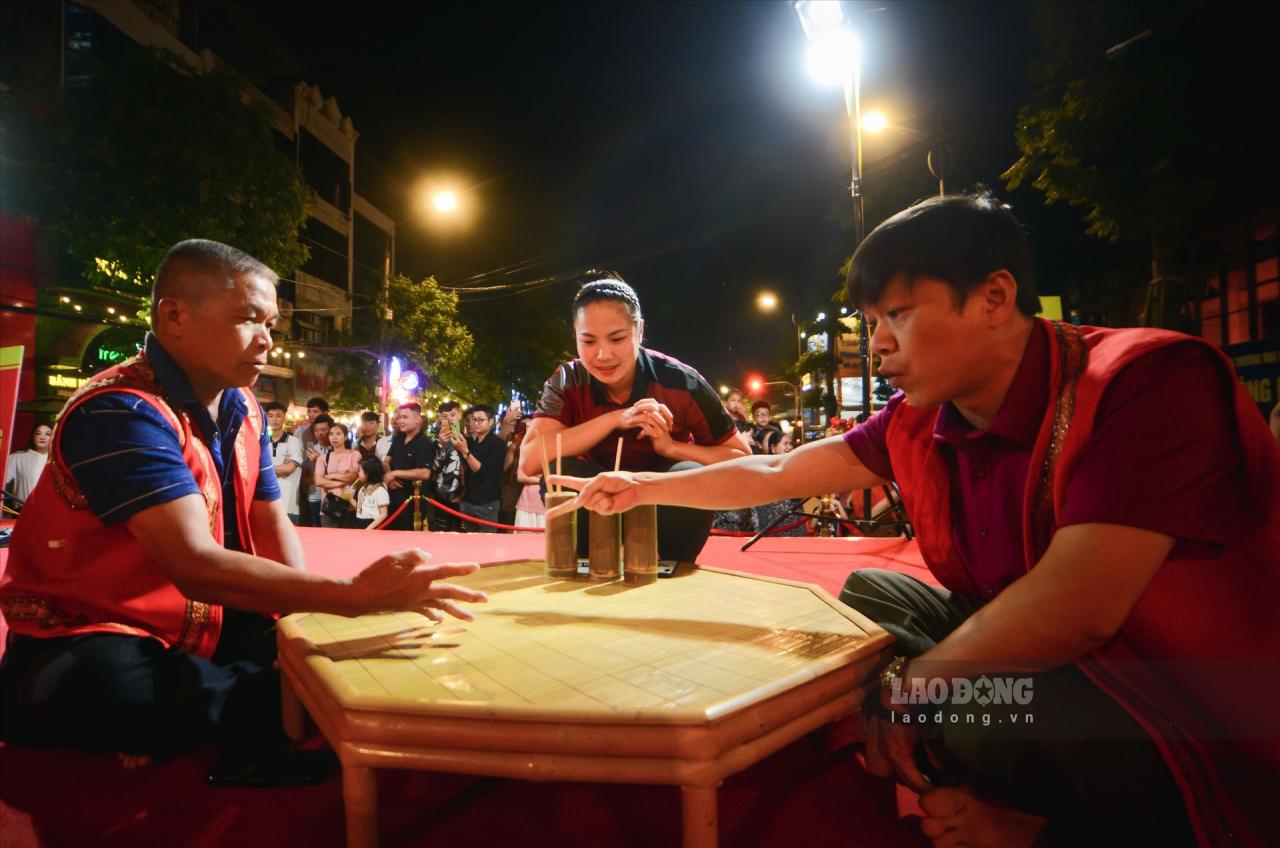 The way people play grass-cutting is similar to rock-paper-scissors. Photo: Son Viet.