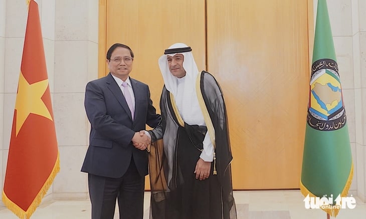 Tổng Thư ký GCC Jassim Muhammad Al-Budaiwi chào đón Thủ tướng Phạm Minh Chính tới thăm trụ sở GCC - Ảnh: N.AN