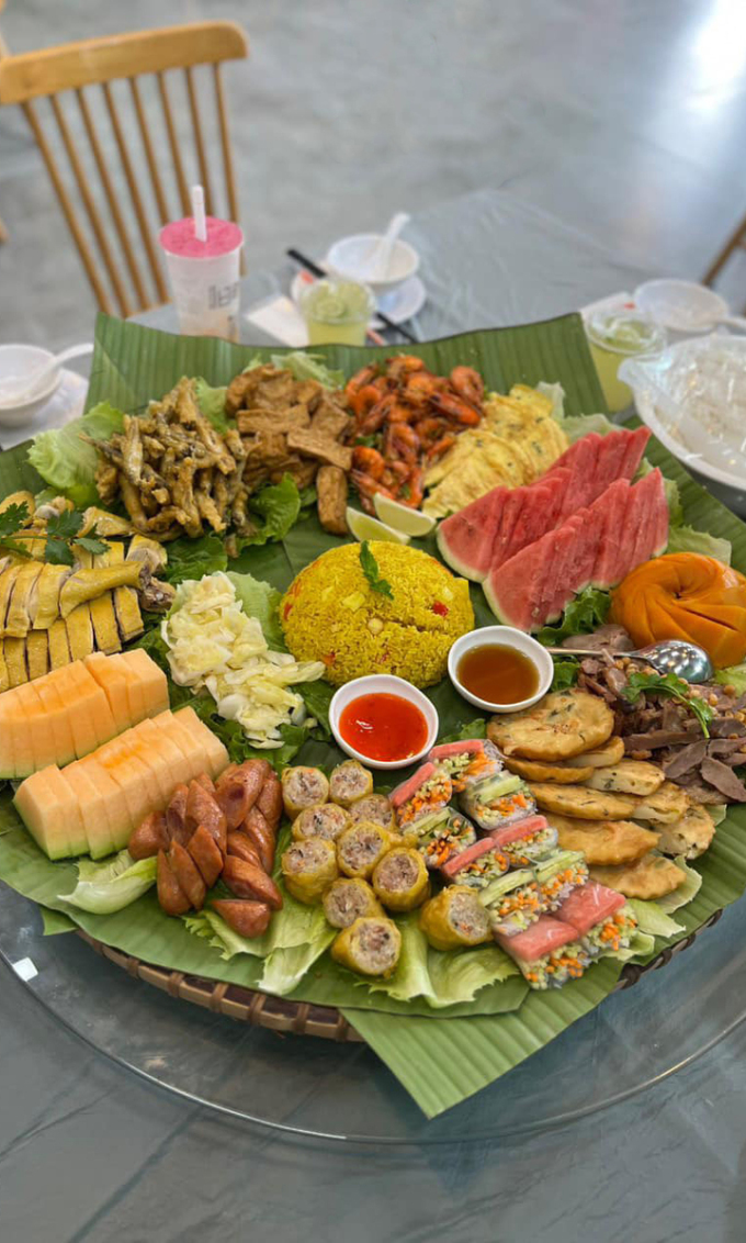 Komplette Mahlzeit mit vietnamesischen und chinesischen Gerichten.