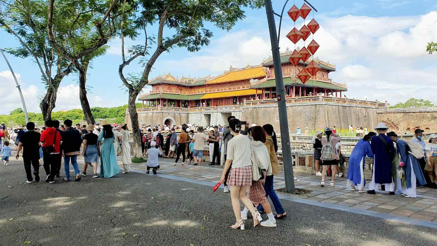 Tourists visiting Hue. Photo: Phuc Dat.