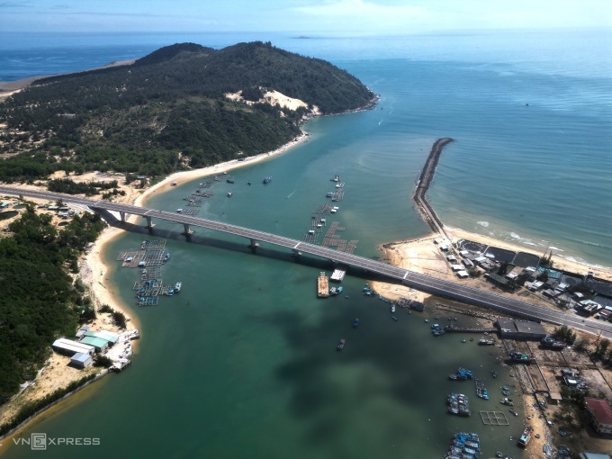 Cầu Đề Gi trên đường ven biển ĐT 639 ở Bình Định. Ảnh: Phạm Linh