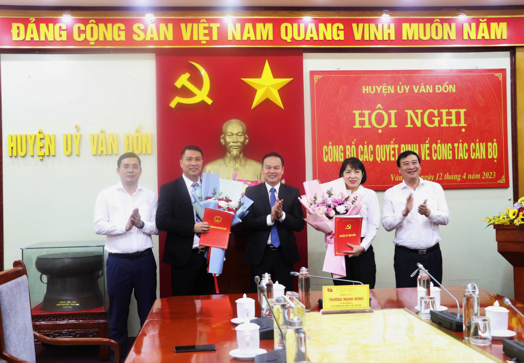 The Standing Committee of the District Party Committee, People's Council and People's Committee presented decisions and flowers to the newly mobilized and assigned staff. Photo: Thanh Nga (Contributor)