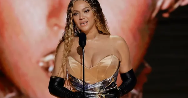 Ngôi sao nhạc Pop vĩ đại nhất thế kỷ 21 gọi tên "Nữ hoàng Beyoncé"