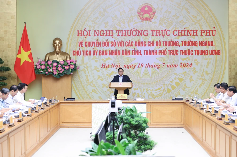 Thủ tướng Phạm Minh Chính chủ trì hội nghị Thường trực Chính phủ về chuyển đổi số. Ảnh: VIẾT CHUNG