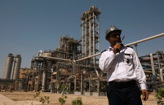 Một nhà máy hóa dầu ở tỉnh Khuzestan (Iran). Ảnh: Reuters