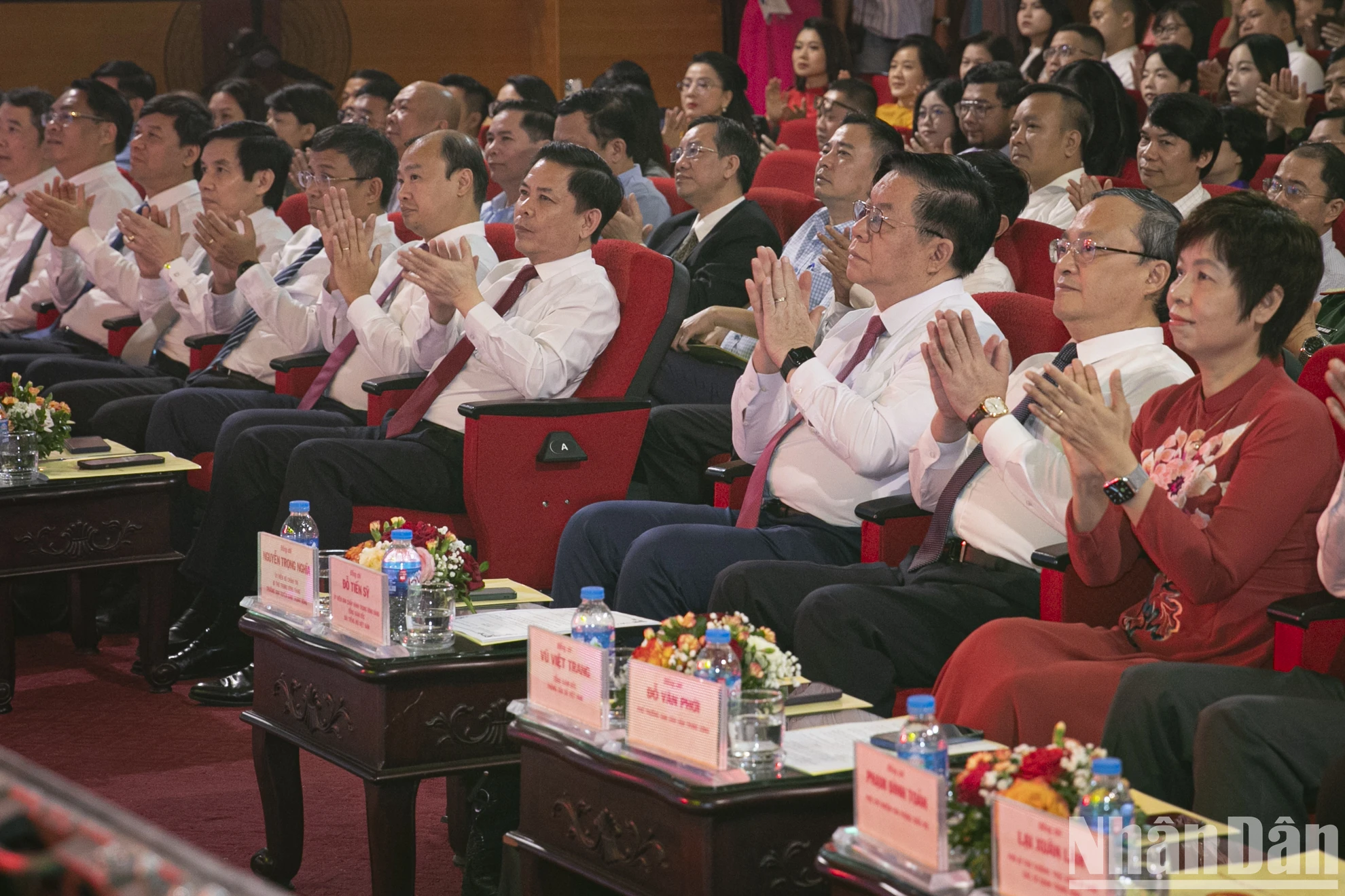 【写真】中央機関党委員会における党の思想的基礎を守る政治コンテスト表彰式、写真1