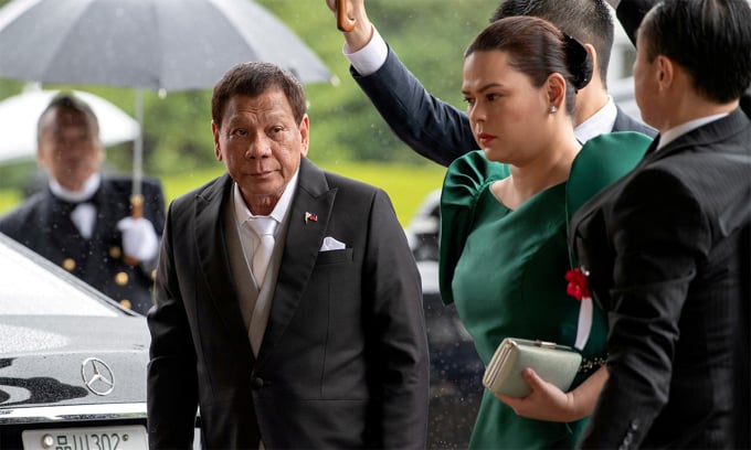 Ông Rodrigo Duterte (hàng đầu, bên trái) và con gái Sara Duterte-Carpio (váy xanh) dự một sự kiện ở Tokyo, Nhật Bản tháng 10/2019. Ảnh: Reuters