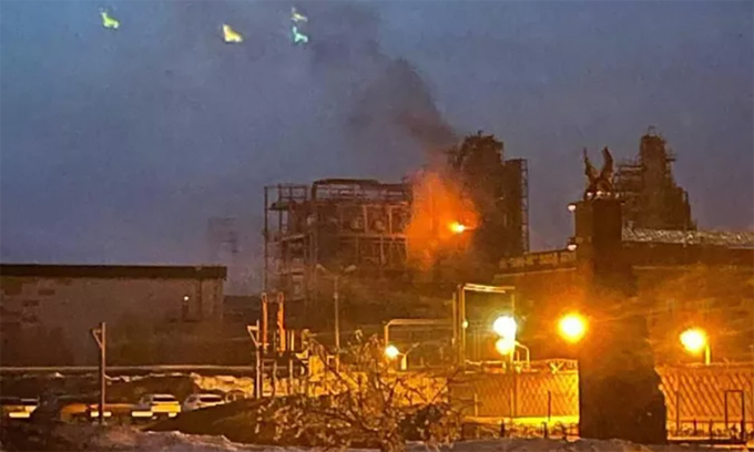 Incendio en la refinería de petróleo de Taneko, en la República rusa de Tartaristán, tras un ataque ucraniano el 2 de abril. Foto: EMERCOM