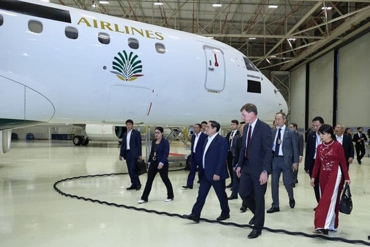 Chủ tịch kiêm Tổng Giám đốc Tập đoàn Embraer Francisco Gomes Neto tháp tùng Thủ tướng Phạm Minh Chính và đoàn đại biểu cấp cao thăm khu trưng bày các dòng máy bay và cơ sở hạ tầng sản xuất hiện đại của Embraer. (Ảnh: VGP/Nhật Bắc)